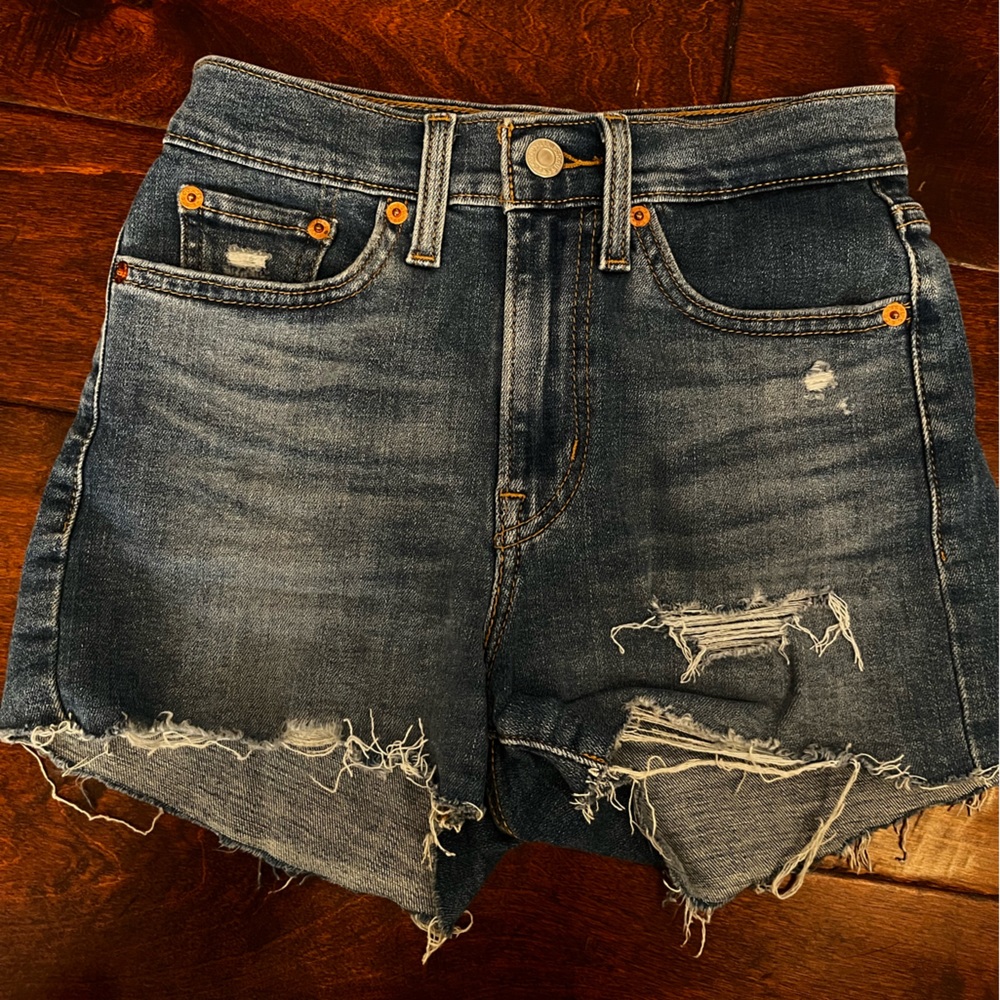 LEVI’S JEAN SHORTS